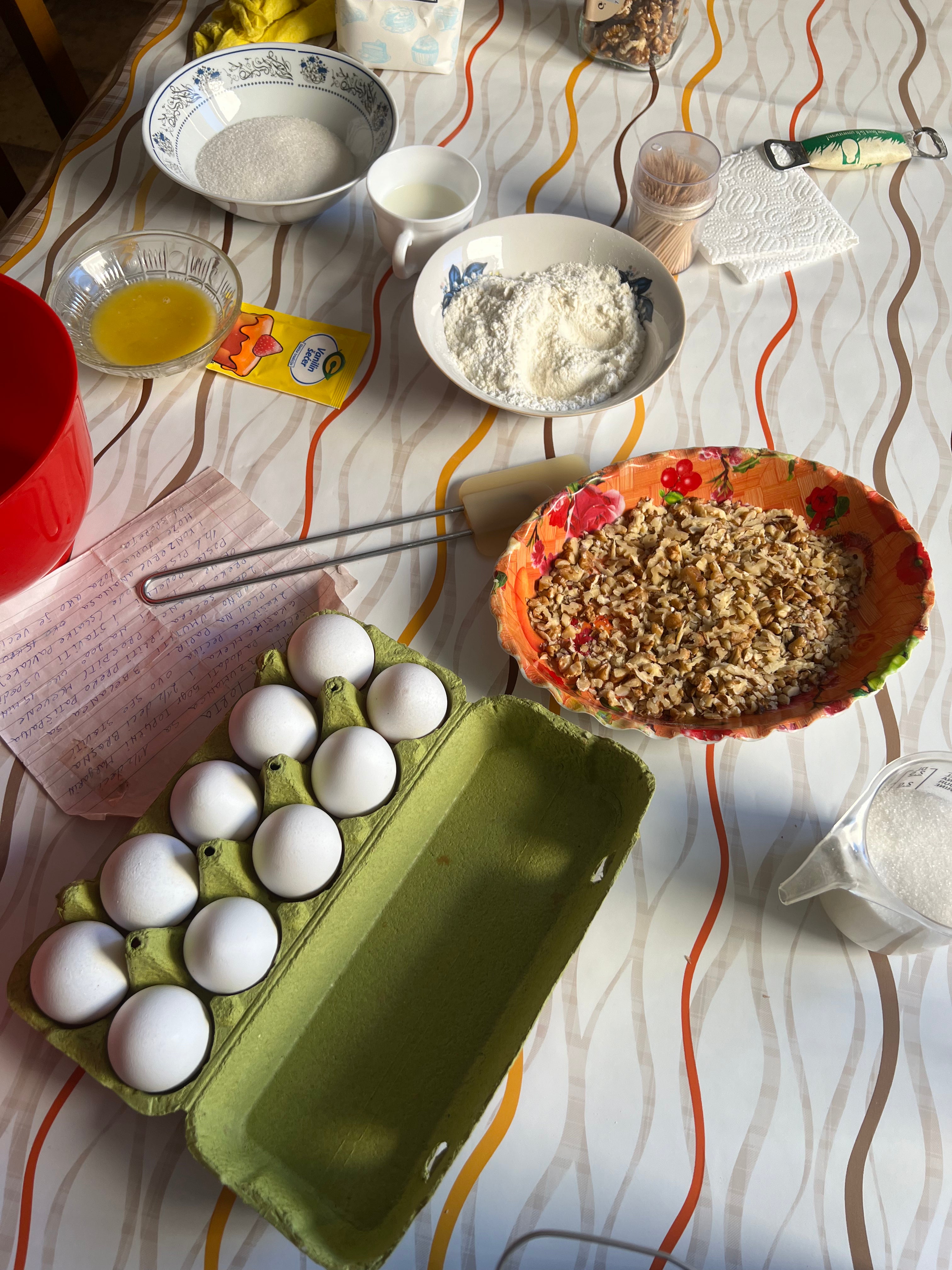 Bord fyldt med ingredienser til bagning 